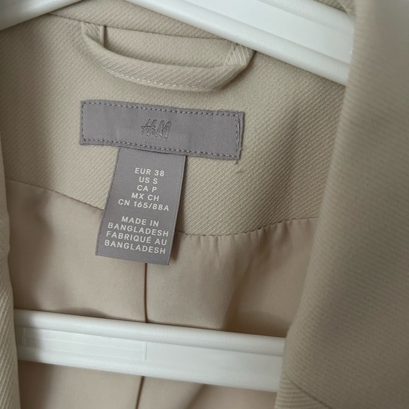 Size small creamy beige jacket. Perfect for an interview or special event - Picture 2 of 2